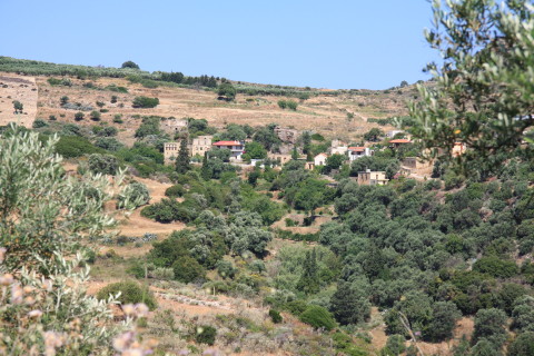 Kreta-2009-7443-bebyggelse-paa-modsatte-side-af-stien.JPG