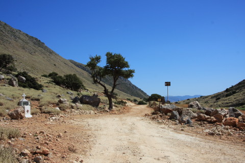Kreta-2009-8045-turen-fortsaetter-ud-af-grusvejen-mod-et-andet-kapel-Agios-Pavlos.JPG