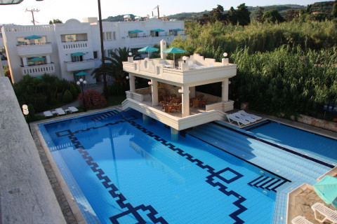 Kreta-2009-8093-poolen-fra-vaerelset-hotel-Castle-Suites-Platanias.JPG