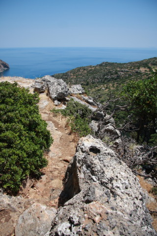 Kreta-2009-8168-stien-gaar-langs-kanten-dog-uden-at-det-bliver-farligt.JPG