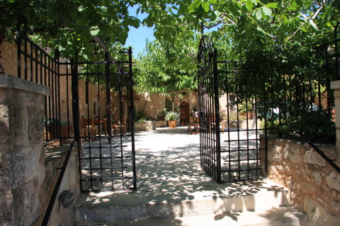 Kreta-2009-8202-Agia-Irini-klostret-syd-for-Rethimnon.JPG